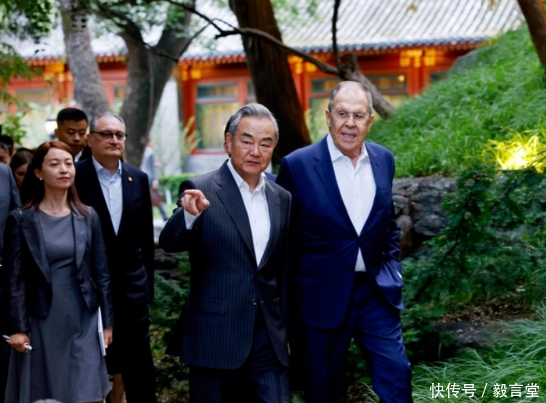 三叶草策略 离开朝鲜后，拉夫罗夫奔赴北京，讨论三大国际问题，并对中国统一表态